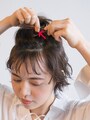 お団子の結び目付近に小さいアメピンで留める