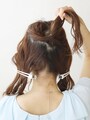 3つにブロッキング表面の髪を崩す【3連お団子ヘアロング】