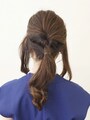 後ろの髪をすべてまとめて結ぶ【髪が多くてもOKの簡単シニヨン】