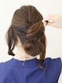 ゴムに毛先を巻きつけてピンで留める【髪が多くてもOKの簡単シニヨン】