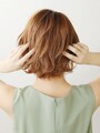 コテで巻き、ウエット系ワックスを揉み込む【アシメントリーショートヘアアレンジ】