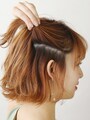 眉の高さを目安に、耳上の髪をとる【アシメントリーショートヘアアレンジ】