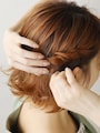 耳の後ろで毛先をピンで留める【アシンメトリーショートヘアアレンジ】
