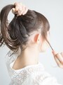 襟足も指先でつまみ出す