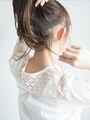 襟足も指先でつまみ出す