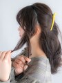 サイドの髪を二等分し、交差させる