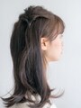 分け取った髪をくるりんぱ