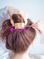 何度かジグザグに挿し込み、向こう側の穴に通す