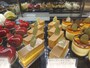 「ラ・リヴィエ・ドゥ・サーブル」のショーケースに並ぶ多彩なケーキ