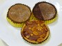 「ラ・リヴィエ・ドゥ・サーブル」の焼きっぱなし菓子「マァム キントン」（奥左）、「マァム フランボワーズ」（奥右）（各税別250円）と、「かーくんのおやつ」（税別200円）