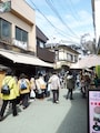 飲食店や土産物店がひしめきあう岩畳通り