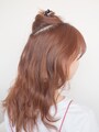 トップの髪を取り、上下に分ける