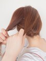 トップの毛束を2つに分ける