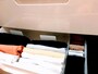 クローゼットの引き出し収納実例：立てて畳んだ物が崩れてくるのを防ぐために、ブックエンドを入れると衣類が少ない場合でも、衣類が崩れないのでおすすめです
