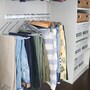 クローゼット収納実例：ハンガーブランコの活用でデッドスペースを作らない（出典：Roomclip「ラタンボックス/プレンティーボックス/スラックスハンガー/洋服/ブランコハンガー…などのインテリア実例 - 411.kaoriiiiの部屋 - 」）