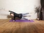 手先と足先を対の方向に引き合うように伸ばす！