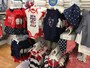 子供用から大人用まで国旗色の服も売られている！