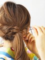 左サイドの髪をねじって留める