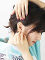 耳に髪をかけてピンで留める