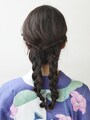 下ろした髪を三つ編みにする