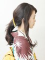 顔まわりの髪を分ける