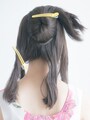 後頭部がV字になるように分けとる