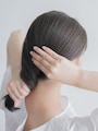 低めの位置で髪をまとめてからねじる