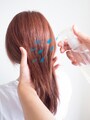 水スプレーで髪を濡らす