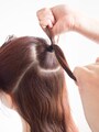 トップの髪をヘアゴムで結ぶ