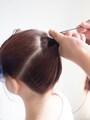 ひも状のゴムを親指でしっかり挟む
