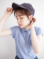 浅めで前髪が見えるように被る