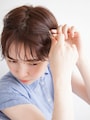帽子で隠れる位置で止める