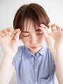 指先でつまむようにワックスをつける