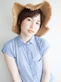 大人かわいい麦わら帽子と斜め流し前髪