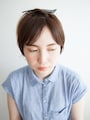 前髪を上下に分けとります