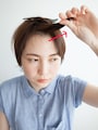 前髪を斜めに持ち上げる