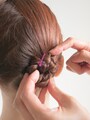 矢印の方向へアメピンを押し込む