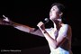 満たされぬ思いを切々と歌う新曲「孤独のドレス」。笹本さんとともに登場したリーヴァイ氏が自らピアノ伴奏を勤めた。(C)Marino Matsumoto