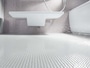 　ワイパーのように水道水を散布、汚れの原因となる角質や皮脂汚れを洗い流し、次に、きれい除菌水で仕上げる。カビやピンク汚れの発生を抑え、床まわりのきれいが長持ちする。[床ワイパー洗浄（きれい除菌水）]　　TOTO　 https://jp.toto.com/