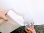 付属の計量カップで飲み物を注ぐようにお米を簡単軽量できる