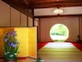本堂奥庭園を望む丸窓