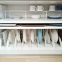 下の段にはお皿をファイルボックスに立てて収納、上の段には仕切棚を上手に活用された食器棚