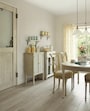 生活音が階下に伝わるのを抑える特殊クッション材を採用。高い防音性性能を持つマンション用床材。　[Interio ラシッサ　Dフロア直張り防音床　施工例　ホワイトオークＦ]　 LIXIL 　http://www.lixil.co.jp/