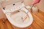 トイレ掃除・手順2：トイレ用ブラシでこする