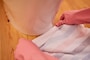 トイレ掃除・手順4：便器と床の継ぎ目も拭く