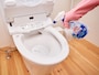 トイレ掃除・手順1：トイレ用中性洗剤をスプレーする