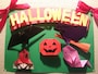 画用紙に貼ってみよう（出典：折り紙でハロウィンデコレーション！）