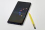 「Galaxy Note 8」ではミッドナイトブラック、メイプルゴールドの2色展開でしたが、「Galaxy Note 9」では選べる色もややカラフルになっています。付属の「Sペン」はこれまで本体色と同色でしたが、「Galaxy Note 9」ではオーシャンブルーにだけ、本体色と異なる黄色の「Sペン」が付属しています。