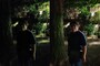 ほぼ真っ暗な公園で撮影しました。「Galaxy Note 8」（左）は暗くノイズが目立つだけでなく、人物の肌の色も周囲の緑に引きずられていますが、「Galaxy Note 8」（右）ではノイズが抑えられているだけでなく。人物もより鮮明に写っています