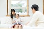 笑顔でくつろぐ家族